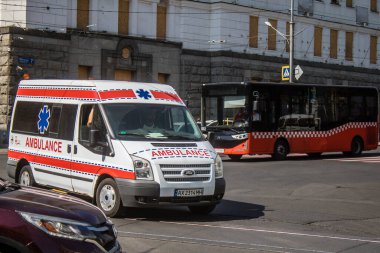 Kharkiv, Ukrayna, 5 Eylül 2024 Ambülans Rusya ile savaş sırasında Harkiv şehir merkezinden geçiyor, Harkiv Rus füzeleri ve sirenlerinin sesi her gün duyuluyor.