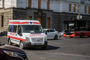 Kharkiv, Ukrayna, 5 Eylül 2024 Ambülans Rusya ile savaş sırasında Harkiv şehir merkezinden geçiyor, Harkiv Rus füzeleri ve sirenlerinin sesi her gün duyuluyor.