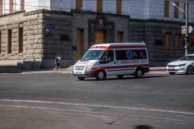 Kharkiv, Ukrayna, 5 Eylül 2024 Ambülans Rusya ile savaş sırasında Harkiv şehir merkezinden geçiyor, Harkiv Rus füzeleri ve sirenlerinin sesi her gün duyuluyor.