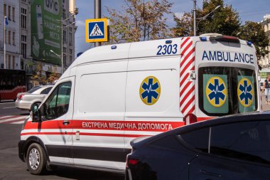 Kharkiv, Ukrayna, 5 Eylül 2024 Ambülans Rusya ile savaş sırasında Harkiv şehir merkezinden geçiyor, Harkiv Rus füzeleri ve sirenlerinin sesi her gün duyuluyor.