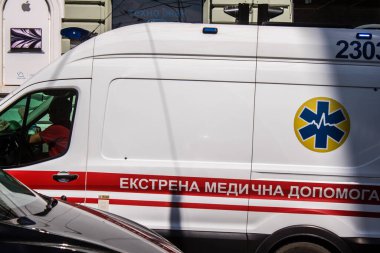 Kharkiv, Ukrayna, 5 Eylül 2024 Ambülans Rusya ile savaş sırasında Harkiv şehir merkezinden geçiyor, Harkiv Rus füzeleri ve sirenlerinin sesi her gün duyuluyor.