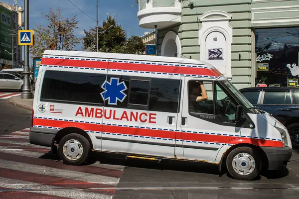 Kharkiv, Ukrayna, 5 Eylül 2024 Ambülans Rusya ile savaş sırasında Harkiv şehir merkezinden geçiyor, Harkiv Rus füzeleri ve sirenlerinin sesi her gün duyuluyor.