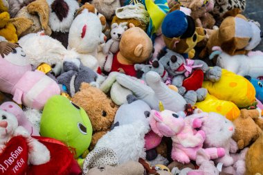 Kharkiv, Ukrayna, 11 Eylül 2024 Savaş yüzünden ölen çocukların anısına. Anıtın ayağının dibine ölen çocukları temsil etmek için çok sayıda oyuncak yerleştirildi..