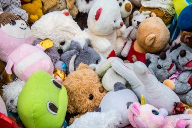 Kharkiv, Ukrayna, 11 Eylül 2024 Savaş yüzünden ölen çocukların anısına. Anıtın ayağının dibine ölen çocukları temsil etmek için çok sayıda oyuncak yerleştirildi..