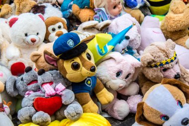 Kharkiv, Ukrayna, 11 Eylül 2024 Savaş yüzünden ölen çocukların anısına. Anıtın ayağının dibine ölen çocukları temsil etmek için çok sayıda oyuncak yerleştirildi..