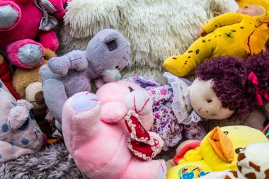 Kharkiv, Ukrayna, 11 Eylül 2024 Savaş yüzünden ölen çocukların anısına. Anıtın ayağının dibine ölen çocukları temsil etmek için çok sayıda oyuncak yerleştirildi..