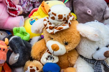 Kharkiv, Ukrayna, 11 Eylül 2024 Savaş yüzünden ölen çocukların anısına. Anıtın ayağının dibine ölen çocukları temsil etmek için çok sayıda oyuncak yerleştirildi..