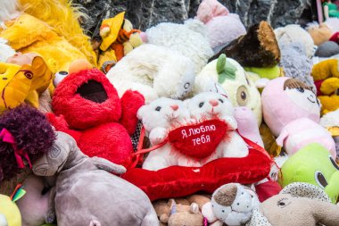 Kharkiv, Ukrayna, 11 Eylül 2024 Savaş yüzünden ölen çocukların anısına. Anıtın ayağının dibine ölen çocukları temsil etmek için çok sayıda oyuncak yerleştirildi..