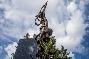 Kharkiv, Ukrayna, 11 Eylül 2024 Savaş yüzünden ölen çocukların anısına. Anıtın ayağının dibine ölen çocukları temsil etmek için çok sayıda oyuncak yerleştirildi..