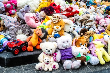 Kharkiv, Ukrayna, 11 Eylül 2024 Savaş yüzünden ölen çocukların anısına. Anıtın ayağının dibine ölen çocukları temsil etmek için çok sayıda oyuncak yerleştirildi..