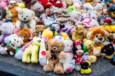 Kharkiv, Ukrayna, 11 Eylül 2024 Savaş yüzünden ölen çocukların anısına. Anıtın ayağının dibine ölen çocukları temsil etmek için çok sayıda oyuncak yerleştirildi..