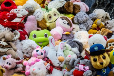 Kharkiv, Ukrayna, 11 Eylül 2024 Savaş yüzünden ölen çocukların anısına. Anıtın ayağının dibine ölen çocukları temsil etmek için çok sayıda oyuncak yerleştirildi..