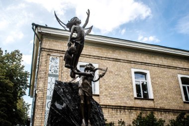 Kharkiv, Ukrayna, 11 Eylül 2024 Savaş yüzünden ölen çocukların anısına. Anıtın ayağının dibine ölen çocukları temsil etmek için çok sayıda oyuncak yerleştirildi..