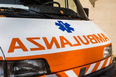 Kharkiv, Ukrayna, 11 Eylül 2024 Kharkiv şehir merkezine park etmiş ambulans Rusya ile savaş sırasında, Harkiv Rus füzeleri ve sirenlerinin sesi her gün yankılanıyor.