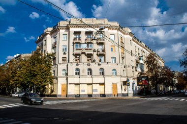 Kharkiv, Ukrayna, 11 Eylül 2024 Kharkiv şehri. Rusya ile savaş sırasında Harkiv binaları füzeler tarafından tehdit ediliyordu. Altyapı ve binalar birincil hedeflerdir.