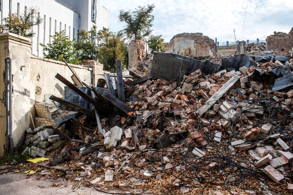 Харьков, Украина, 11 сентября 2024 г. Во время войны с Россией харьковским зданиям угрожают ракеты. Инфраструктура и здания являются основными целями.