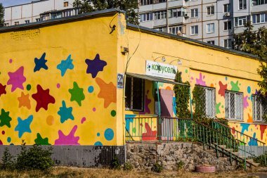 Harkiv, Ukrayna, 12 Eylül 2024, Harkiv 'in kuzeyindeki Saltivka' da Hasarlı Bina. Banliyö bölgesi, Rusya 'nın bombardımanından ülkedeki diğer bölgelerden daha fazla etkilendi..