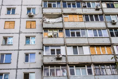 Harkiv, Ukrayna, 12 Eylül 2024, Harkiv 'in kuzeyindeki Saltivka' da Hasarlı Bina. Banliyö bölgesi, Rusya 'nın bombardımanından ülkedeki diğer bölgelerden daha fazla etkilendi..