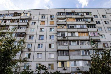 Harkiv, Ukrayna, 12 Eylül 2024, Harkiv 'in kuzeyindeki Saltivka' da Hasarlı Bina. Banliyö bölgesi, Rusya 'nın bombardımanından ülkedeki diğer bölgelerden daha fazla etkilendi..