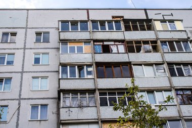 Harkiv, Ukrayna, 12 Eylül 2024, Harkiv 'in kuzeyindeki Saltivka' da Hasarlı Bina. Banliyö bölgesi, Rusya 'nın bombardımanından ülkedeki diğer bölgelerden daha fazla etkilendi..