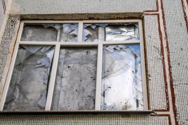 Harkiv, Ukrayna, 12 Eylül 2024, Harkiv 'in kuzeyindeki Saltivka' da Hasarlı Bina. Banliyö bölgesi, Rusya 'nın bombardımanından ülkedeki diğer bölgelerden daha fazla etkilendi..