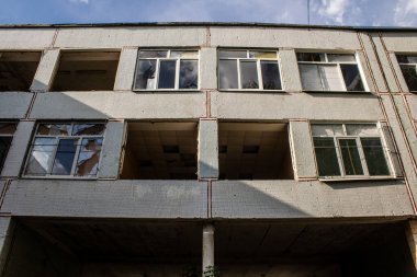 Harkiv, Ukrayna, 12 Eylül 2024, Harkiv 'in kuzeyindeki Saltivka' da Hasarlı Bina. Banliyö bölgesi, Rusya 'nın bombardımanından ülkedeki diğer bölgelerden daha fazla etkilendi..