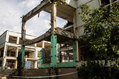 Harkiv, Ukrayna, 12 Eylül 2024, Harkiv 'in kuzeyindeki Saltivka' da Hasarlı Bina. Banliyö bölgesi, Rusya 'nın bombardımanından ülkedeki diğer bölgelerden daha fazla etkilendi..