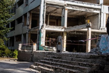 Harkiv, Ukrayna, 12 Eylül 2024, Harkiv 'in kuzeyindeki Saltivka' da Hasarlı Bina. Banliyö bölgesi, Rusya 'nın bombardımanından ülkedeki diğer bölgelerden daha fazla etkilendi..