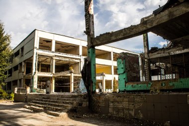 Harkiv, Ukrayna, 12 Eylül 2024, Harkiv 'in kuzeyindeki Saltivka' da Hasarlı Bina. Banliyö bölgesi, Rusya 'nın bombardımanından ülkedeki diğer bölgelerden daha fazla etkilendi..