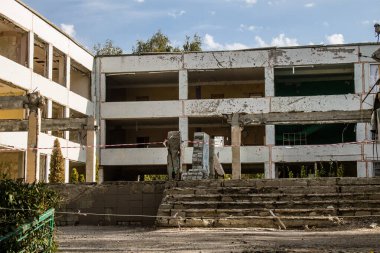 Harkiv, Ukrayna, 12 Eylül 2024, Harkiv 'in kuzeyindeki Saltivka' da Hasarlı Bina. Banliyö bölgesi, Rusya 'nın bombardımanından ülkedeki diğer bölgelerden daha fazla etkilendi..