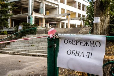 Harkiv, Ukrayna, 12 Eylül 2024, Harkiv 'in kuzeyindeki Saltivka' da Hasarlı Bina. Banliyö bölgesi, Rusya 'nın bombardımanından ülkedeki diğer bölgelerden daha fazla etkilendi..