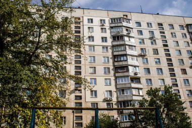 Harkiv, Ukrayna, 12 Eylül 2024, Harkiv 'in kuzeyindeki Saltivka' da Hasarlı Bina. Banliyö bölgesi, Rusya 'nın bombardımanından ülkedeki diğer bölgelerden daha fazla etkilendi..