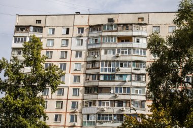 Harkiv, Ukrayna, 12 Eylül 2024, Harkiv 'in kuzeyindeki Saltivka' da Hasarlı Bina. Banliyö bölgesi, Rusya 'nın bombardımanından ülkedeki diğer bölgelerden daha fazla etkilendi..