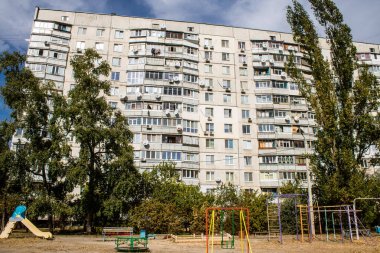 Harkiv, Ukrayna, 12 Eylül 2024, Harkiv 'in kuzeyindeki Saltivka' da Hasarlı Bina. Banliyö bölgesi, Rusya 'nın bombardımanından ülkedeki diğer bölgelerden daha fazla etkilendi..