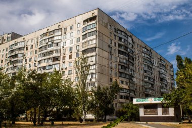 Harkiv, Ukrayna, 12 Eylül 2024, Harkiv 'in kuzeyindeki Saltivka' da Hasarlı Bina. Banliyö bölgesi, Rusya 'nın bombardımanından ülkedeki diğer bölgelerden daha fazla etkilendi..