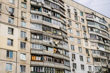 Harkiv, Ukrayna, 12 Eylül 2024, Harkiv 'in kuzeyindeki Saltivka' da Hasarlı Bina. Banliyö bölgesi, Rusya 'nın bombardımanından ülkedeki diğer bölgelerden daha fazla etkilendi..