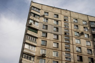 Harkiv, Ukrayna, 12 Eylül 2024, Harkiv 'in kuzeyindeki Saltivka' da Hasarlı Bina. Banliyö bölgesi, Rusya 'nın bombardımanından ülkedeki diğer bölgelerden daha fazla etkilendi..