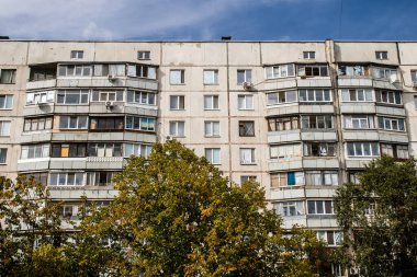 Harkiv, Ukrayna, 12 Eylül 2024, Harkiv 'in kuzeyindeki Saltivka' da Hasarlı Bina. Banliyö bölgesi, Rusya 'nın bombardımanından ülkedeki diğer bölgelerden daha fazla etkilendi..