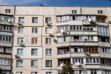 Harkiv, Ukrayna, 12 Eylül 2024, Harkiv 'in kuzeyindeki Saltivka' da Hasarlı Bina. Banliyö bölgesi, Rusya 'nın bombardımanından ülkedeki diğer bölgelerden daha fazla etkilendi..