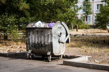 Harkiv, Ukrayna, 12 Eylül 2024, Harkiv 'in kuzeyindeki Saltivka' da Hasarlı Bina. Banliyö bölgesi, Rusya 'nın bombardımanından ülkedeki diğer bölgelerden daha fazla etkilendi..