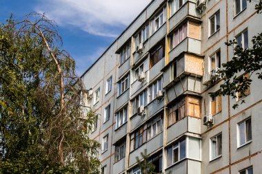 Harkiv, Ukrayna, 12 Eylül 2024, Harkiv 'in kuzeyindeki Saltivka' da Hasarlı Bina. Banliyö bölgesi, Rusya 'nın bombardımanından ülkedeki diğer bölgelerden daha fazla etkilendi..