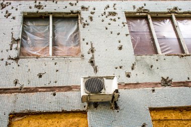 Harkiv, Ukrayna, 12 Eylül 2024, Harkiv 'in kuzeyindeki Saltivka' da Hasarlı Bina. Banliyö bölgesi, Rusya 'nın bombardımanından ülkedeki diğer bölgelerden daha fazla etkilendi..