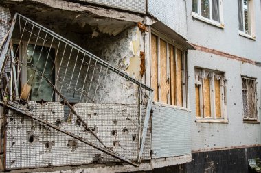 Harkiv, Ukrayna, 12 Eylül 2024, Harkiv 'in kuzeyindeki Saltivka' da Hasarlı Bina. Banliyö bölgesi, Rusya 'nın bombardımanından ülkedeki diğer bölgelerden daha fazla etkilendi..