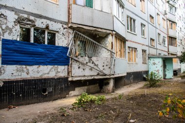 Harkiv, Ukrayna, 12 Eylül 2024, Harkiv 'in kuzeyindeki Saltivka' da Hasarlı Bina. Banliyö bölgesi, Rusya 'nın bombardımanından ülkedeki diğer bölgelerden daha fazla etkilendi..