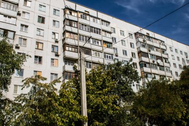 Harkiv, Ukrayna, 12 Eylül 2024, Harkiv 'in kuzeyindeki Saltivka' da Hasarlı Bina. Banliyö bölgesi, Rusya 'nın bombardımanından ülkedeki diğer bölgelerden daha fazla etkilendi..