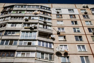 Harkiv, Ukrayna, 12 Eylül 2024, Harkiv 'in kuzeyindeki Saltivka' da Hasarlı Bina. Banliyö bölgesi, Rusya 'nın bombardımanından ülkedeki diğer bölgelerden daha fazla etkilendi..