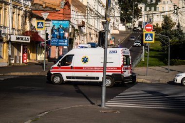 Kharkiv, Ukrayna, 12 Eylül 2024 Kharkiv şehir merkezi ambulansı Rusya ile savaş sırasında, Harkiv Rus füzelerinin ve sirenlerinin sesi her gün yankılanıyor.