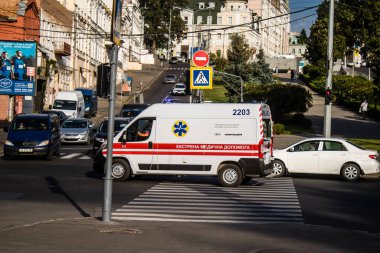 Kharkiv, Ukrayna, 12 Eylül 2024 Kharkiv şehir merkezi ambulansı Rusya ile savaş sırasında, Harkiv Rus füzelerinin ve sirenlerinin sesi her gün yankılanıyor.
