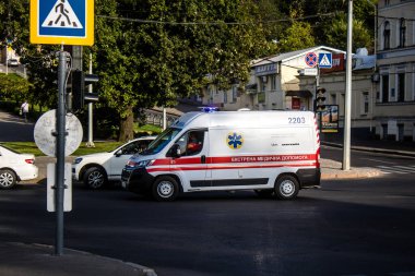 Kharkiv, Ukrayna, 12 Eylül 2024 Kharkiv şehir merkezi ambulansı Rusya ile savaş sırasında, Harkiv Rus füzelerinin ve sirenlerinin sesi her gün yankılanıyor.