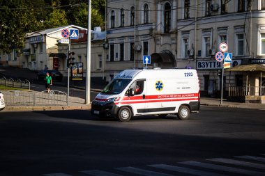 Kharkiv, Ukrayna, 12 Eylül 2024 Kharkiv şehir merkezi ambulansı Rusya ile savaş sırasında, Harkiv Rus füzelerinin ve sirenlerinin sesi her gün yankılanıyor.